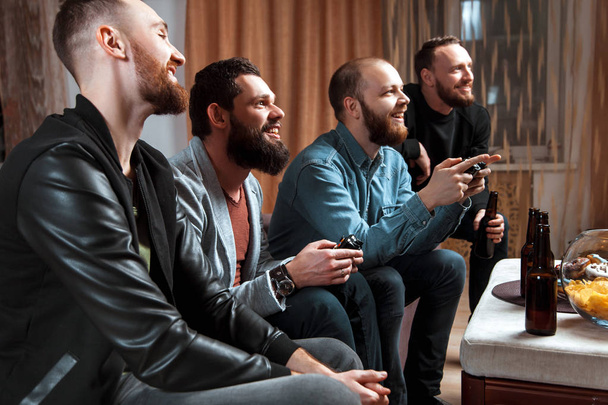 Homens com barba sentados no sofá em casa
 - Foto, Imagem