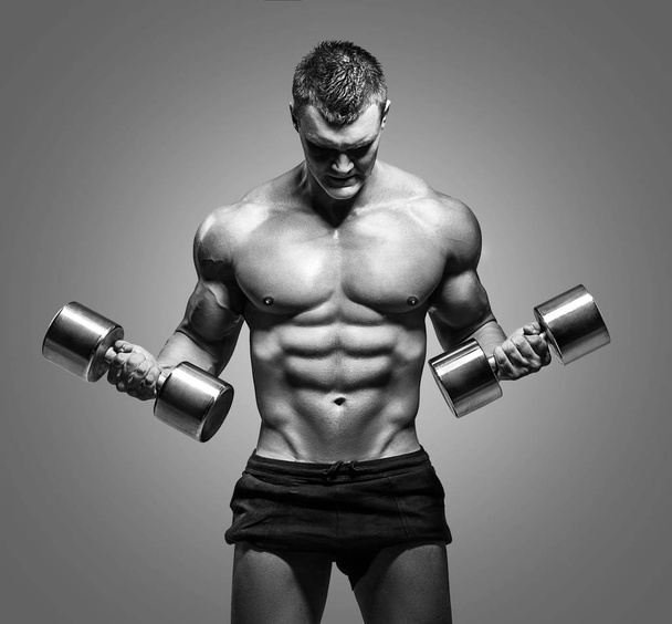 Bodybuilder entraîne les muscles
 - Photo, image