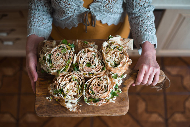 Woman holding a tray with tuna rolls - Zdjęcie, obraz