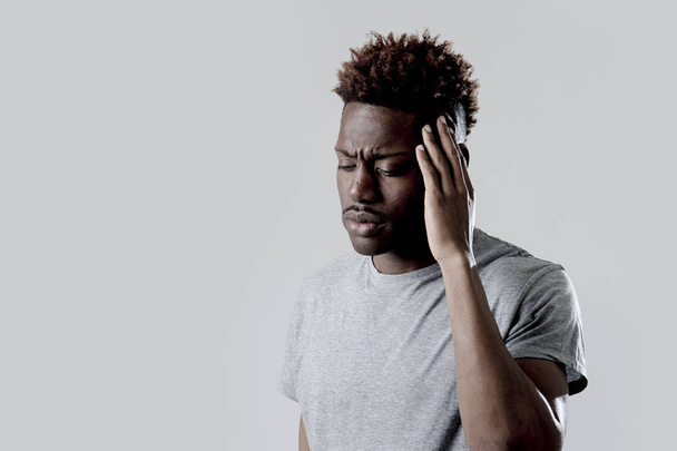 fekete ember szomorú és fáradt arcát kifejezést keresi a kimerült szenvedés fejfájás - Fotó, kép