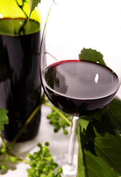 Red wine into the glass - Φωτογραφία, εικόνα