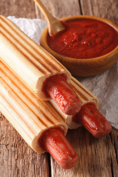 Francuski hot dog Roladki z ketchupem zbliżenie. pionowe - Zdjęcie, obraz
