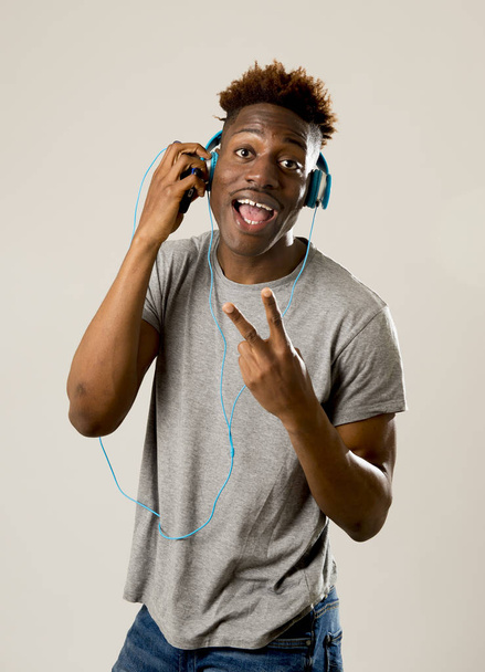 fekete diák ember fejhallgató és mozgatható telefon hallgató-hoz zene táncol és énekel - Fotó, kép
