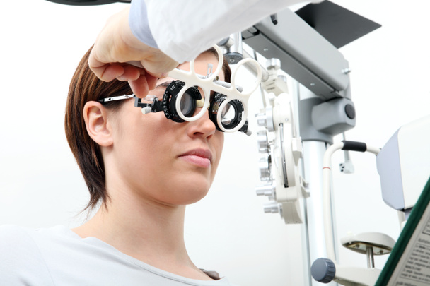 óptico com quadro experimental, optometrista médico examina a visão
  - Foto, Imagem