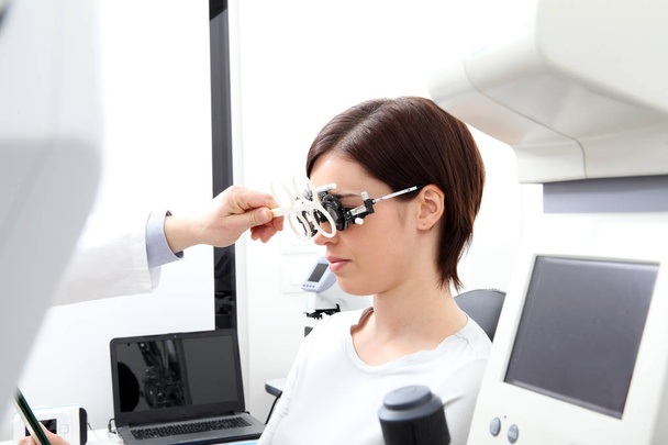 opticien avec cadre d'essai, optométriste médecin examine la vue
  - Photo, image