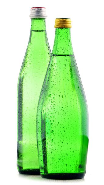 Botellas de vidrio de agua mineral aisladas en blanco
 - Foto, imagen