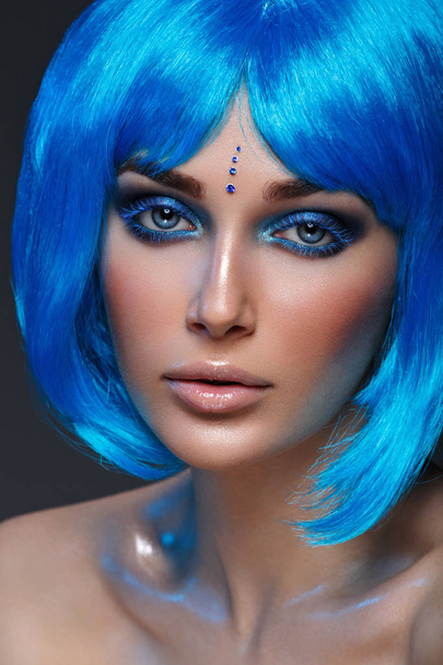Όμορφο κορίτσι σε μπλε περούκα - Φωτογραφία, εικόνα