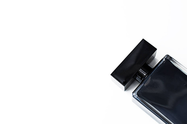 Garrafa preta de pefume em fundo branco
 - Foto, Imagem