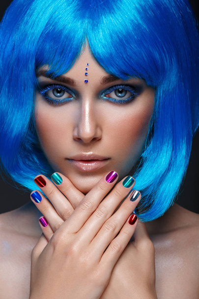 Bella ragazza in parrucca blu
 - Foto, immagini