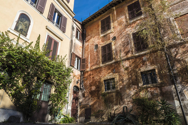 Facade of an old classic building in Rome, Italy - Fotoğraf, Görsel
