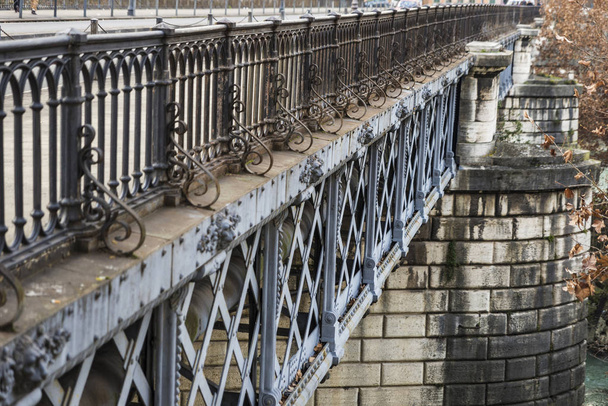 ringhiera in metallo arrugginito di un ponte a Roma, Italia
 - Foto, immagini