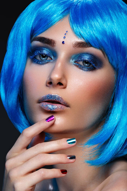 Bella ragazza in parrucca blu
 - Foto, immagini