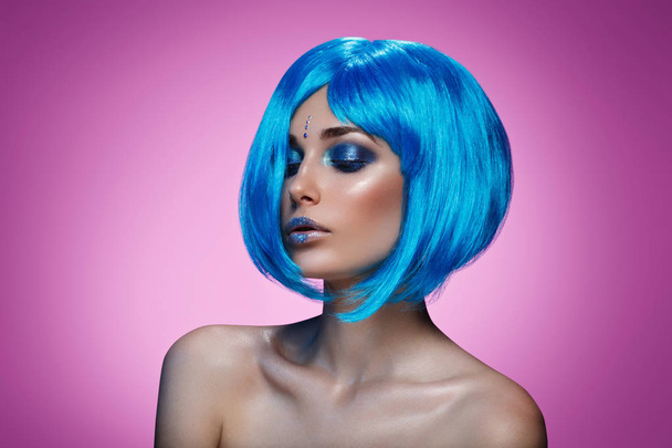 Menina bonita em peruca azul
 - Foto, Imagem