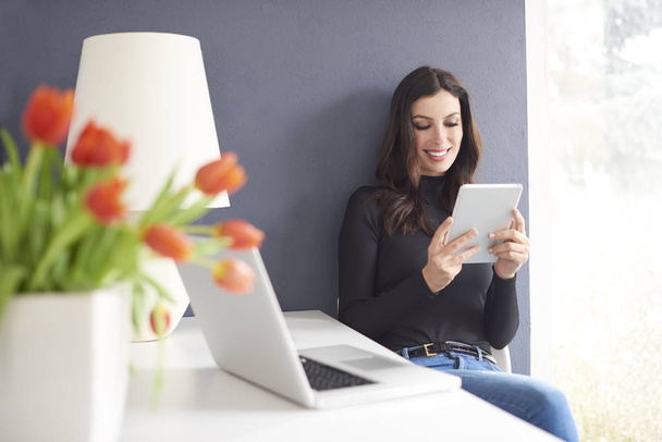 businesswoman using digital tablet  - Foto, Imagem