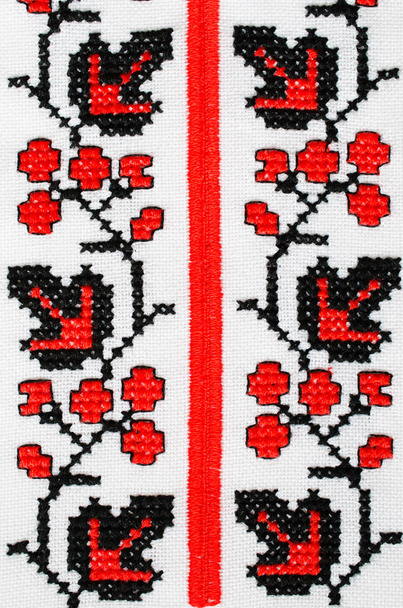Slavische rode en zwarte borduurwerk door kruissteek. - Foto, afbeelding