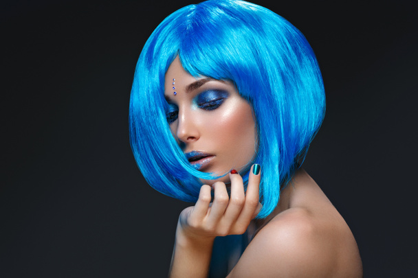 Красивая девушка в голубом парике
 - Фото, изображение