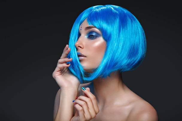 Hermosa chica en peluca azul
 - Foto, imagen