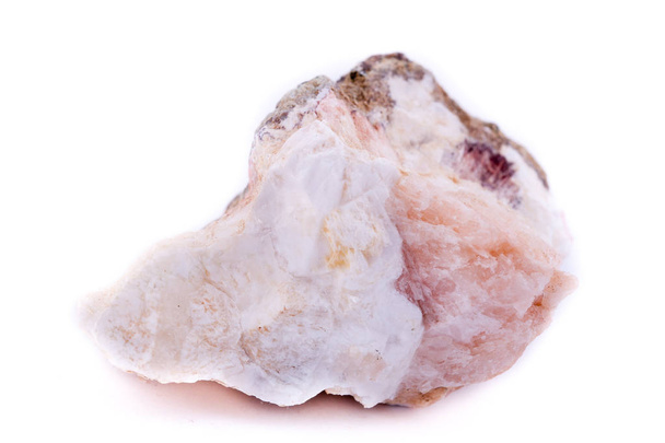 Macro piedra mineral Calcedonia sobre un fondo blanco
 - Foto, imagen