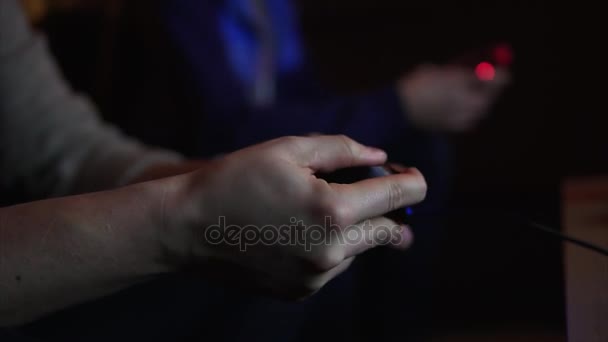 Close-up shot van mans handen snel klikken op de joystick van video game. - Video