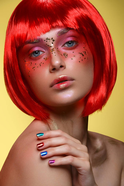Menina bonita em peruca vermelha
 - Foto, Imagem