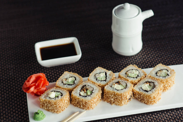 japońskie sushi na białym talerzu - Zdjęcie, obraz
