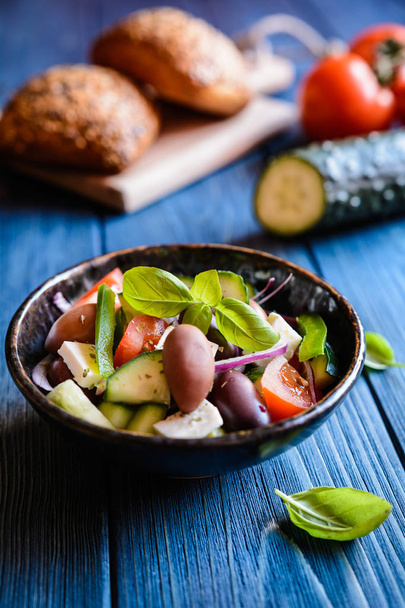 Horiatiki salata - tradycyjna sałatka grecka - Zdjęcie, obraz