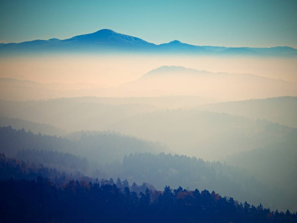 Vue sur la silhouette des montagnes au coucher du soleil, parc national
  - Photo, image