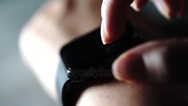 Close up shot van dames hand testen een nieuwe koop - slimme horloges. - Video