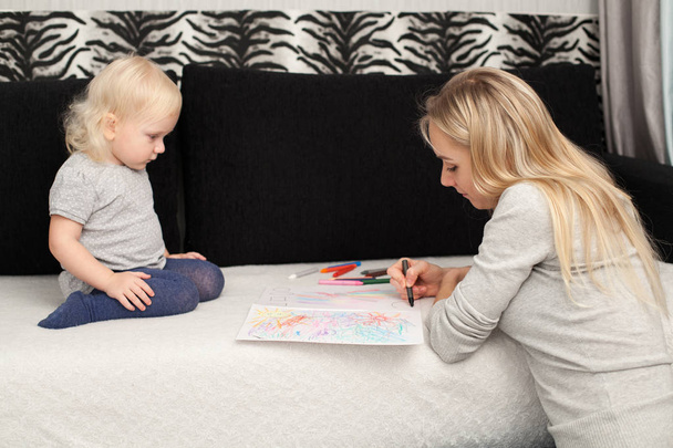 Mother and daughter are drawing - Photo, Image