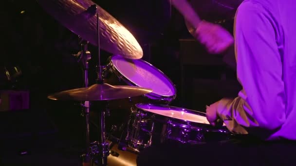 Perkusista gra na perkusji i talerze - Materiał filmowy, wideo
