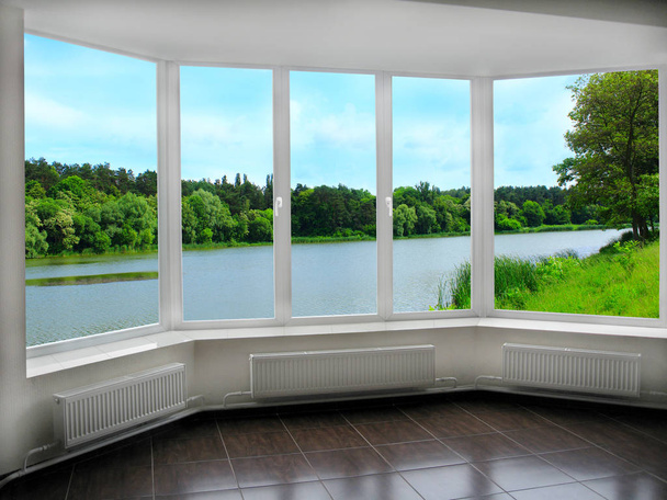 Büro-Panoramafenster mit Blick auf den Fluss - Foto, Bild