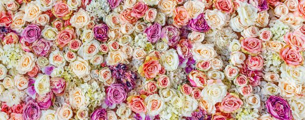 Bloemen muur achtergrond met geweldige rode en witte rozen, bruiloft decoratie, handgemaakte - Foto, afbeelding