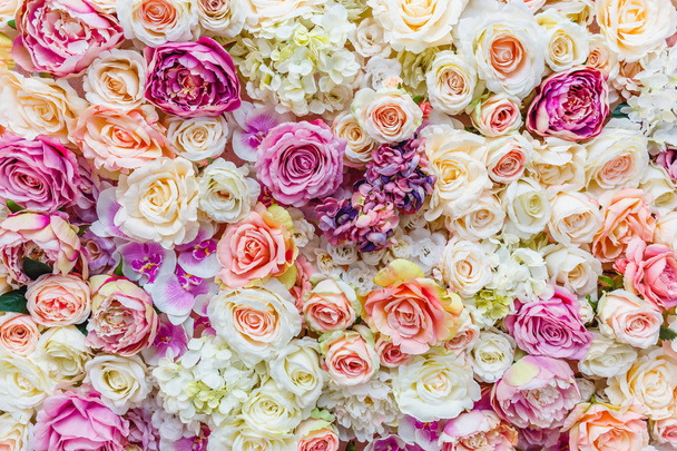 Λουλούδια τοίχος φόντο με καταπληκτικά κόκκινα και λευκά τριαντάφυλλα, διακόσμηση γάμου, χειροποίητα - Φωτογραφία, εικόνα