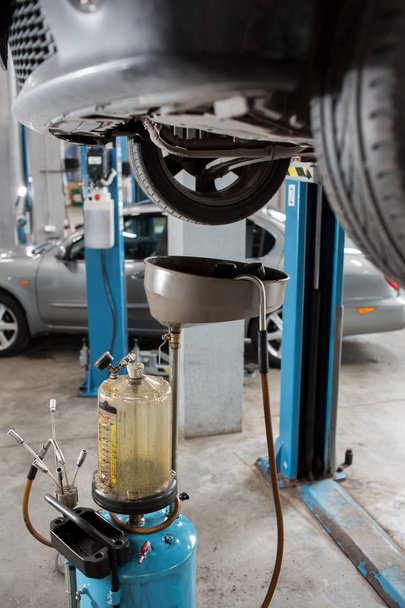 Filtros de aceite usados antiguos. Equipo para el cambio de aceite en la estación de reparación de automóviles
 - Foto, Imagen