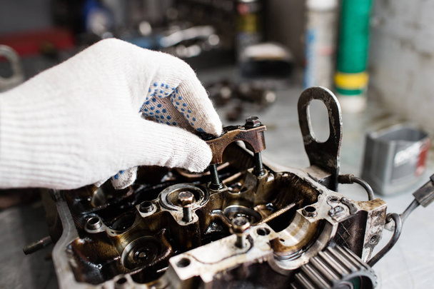 Albero motore, coperchio valvola, pistoni. riparatore meccanico ai lavori di riparazione del motore dell'automobile di manutenzione
 - Foto, immagini