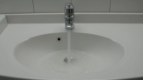 Woda działa nieprzerwanie od wody z kranu. - Materiał filmowy, wideo