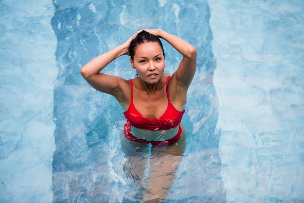 Vista superior de una hermosa sexy mujer asiática adulta en la piscina
 - Foto, imagen