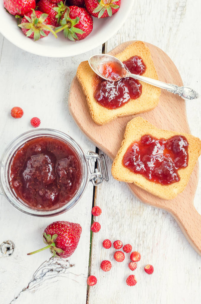 toasty s jahodovou marmeládou - Fotografie, Obrázek