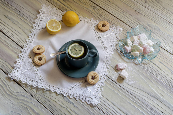 una taza de té en una mesa de madera - Foto, imagen