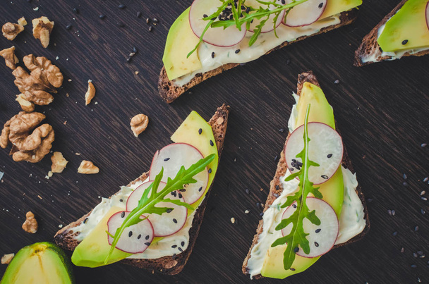 Бутерброди житнього хліба з авокадо та козячим сиром
 - Фото, зображення