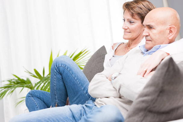Casal de meia-idade relaxante assistindo televisão
 - Foto, Imagem