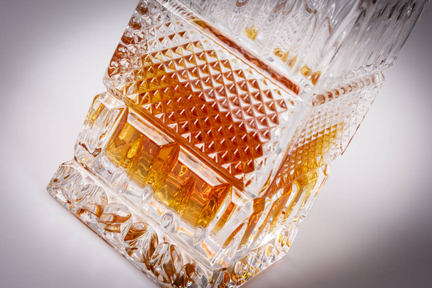 Whisky in bella bottiglia di vetro, rum, bourbon, cognac, brandy, bicchieri
 - Foto, immagini
