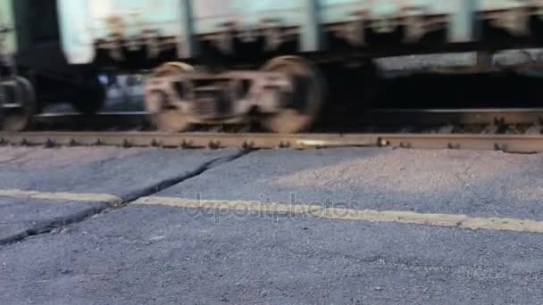 Wielen van de trein verplaatsen langs de rails-closeup - Video