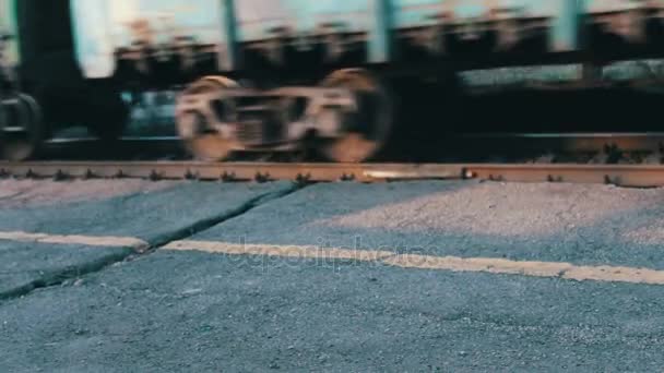Junan pyörät liikkuvat kiskoja pitkin lähikuva
 - Materiaali, video