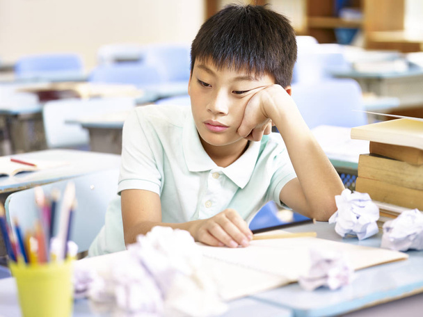 разочарованный азиатский школьник
 - Фото, изображение
