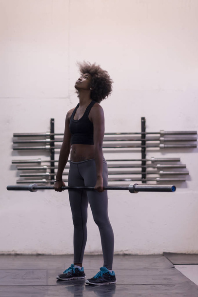 lifting  african american sport woman - Фото, зображення