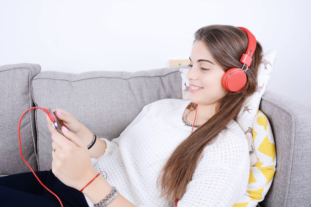 Woman listening music with tablet. - Zdjęcie, obraz