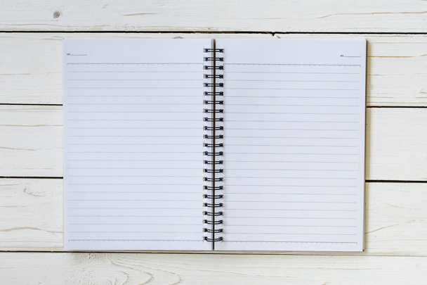 Abra o caderno com páginas em branco na mesa de madeira
 - Foto, Imagem