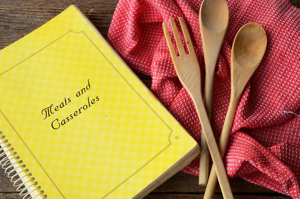 Кулінарна книга та дерев'яні мікшерні ложки
 - Фото, зображення