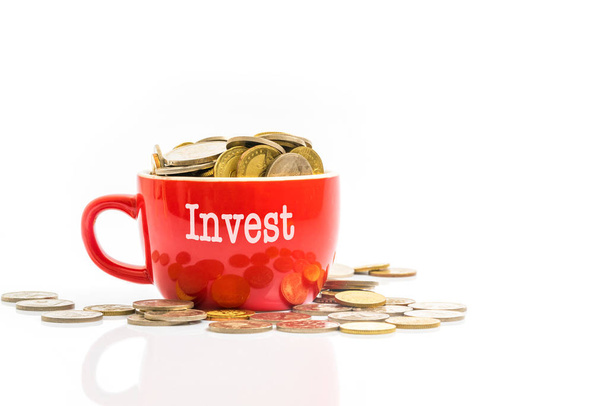 Красная чашка с монетами и текстом финансовой концепции
. - Фото, изображение